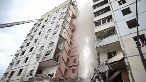 Подъезд жилой десятиэтажки обрушился в Белгороде после повреждения обломками сбитой украинской ракеты: известно о 15 погибших